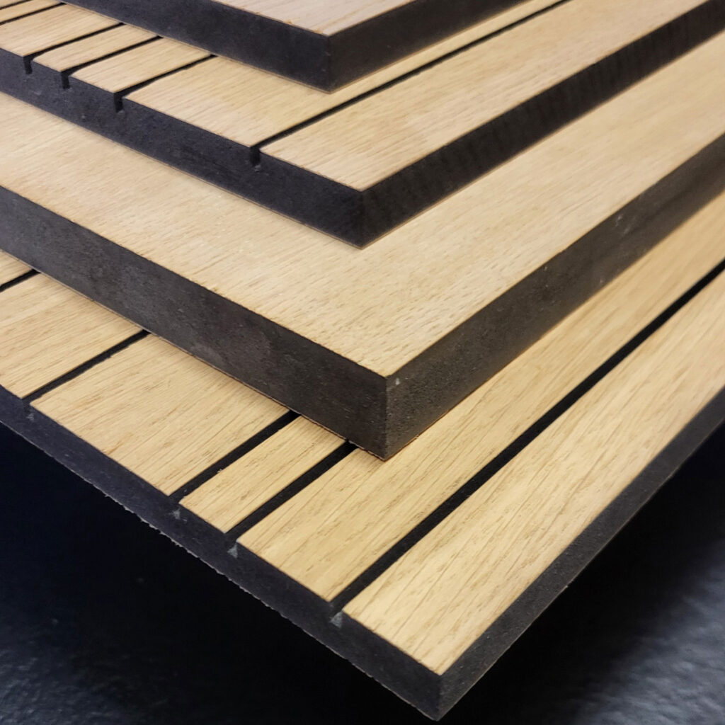 MDF-schwarz mit Eichefurnier / (Nutenplatte)